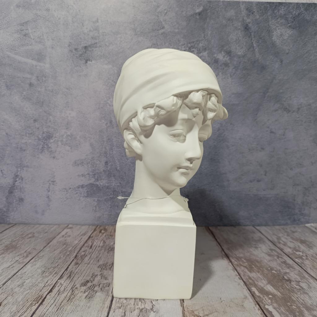 ESCULTURA MUJER GRATIANA_1